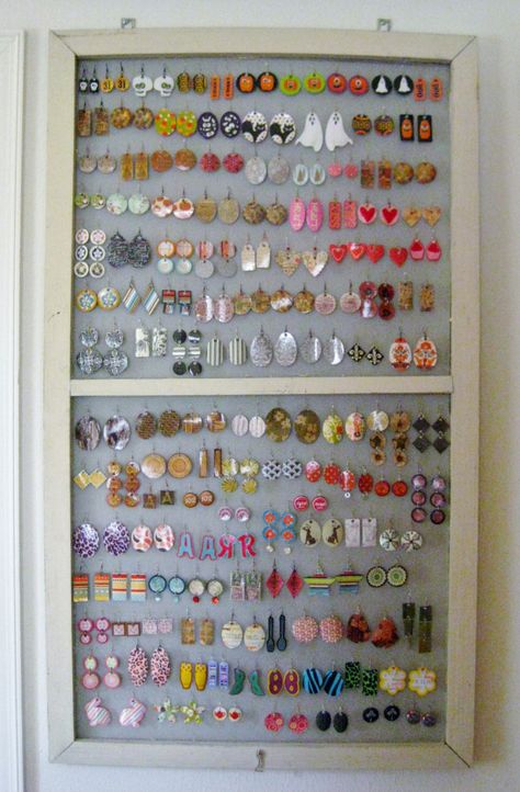 I have a confession to make – there is a LOT of jewelry in my house. I may even qualify as a jewelry hoarder. Not only do I make tons of it, I believe that I’ve kept almost all of the j… Screen Earring Holder, Jewellery Organization, Updated Furniture, Diy Earring Holder, Jewelry Organizer Diy Wall, Jewerly Organizer, Jewelry Storage Diy, Jewerly Displays, Clean Gold Jewelry