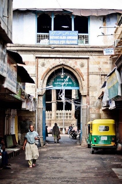 Ahmedabad City, Watercolor References, Bale Dance, India Pictures, Indian Drawing, Light And Shadow Photography, Street Photography People, India Architecture, Perspective Drawing Architecture