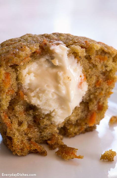 Inside-out carrot cake muffins recipe Carrot Cake Muffins Recipe, Muffins Carrot, Carrot Cake Muffin Recipe, Muffins Blueberry, Savory Cakes, Carrot Cake Muffins, Cake Muffins, Carrot Recipes, Recipe Video