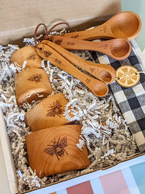 Baking box Bee gifts Bee hive Measuring cups Wood | Etsy Cottagecore Kitchenware, Bee Kitchen Theme, Bee Themed Gifts, Bee Kitchen, Housewarming Gift Baskets, Honey Bee Decor, Cooking Gift, Measuring Cups And Spoons, Bee Inspired