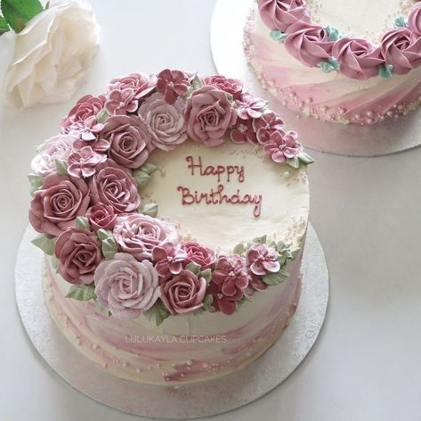 Beautiful Buttercream Birthday Cakes, Birthday Cake With Buttercream Flowers, Pink Roses Birthday Cake, Flower Cake Ideas Birthday, Floral Cakes Birthday, Cake With Frosting Flowers, Flower Birthday Cake Ideas, Flowers Cake Ideas, Cake With Icing Flowers