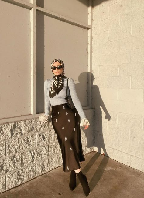 Retro Fashion 90s Outfits Hijab, Ootd 90s Style Hijab, Painting Outfit Aesthetic, Retro Outfits Hijab, Outfit 90s Style Hijab, 90s Hijab, Outfit Vintage Hijab, 70s Outfits Women, Retro Outfits 80s Style