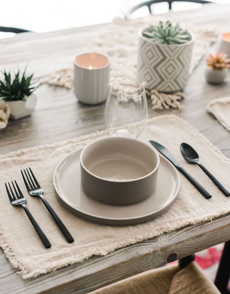 Boho Dining Table Set, Cream Plates Table Setting, Table Settings Everyday Modern, Dining Table Plates Setting, Modern Table Setting Everyday, Gray Table Setting, Dining Table Set Up, Stoneware Table Setting, Table Setting Ideas Casual