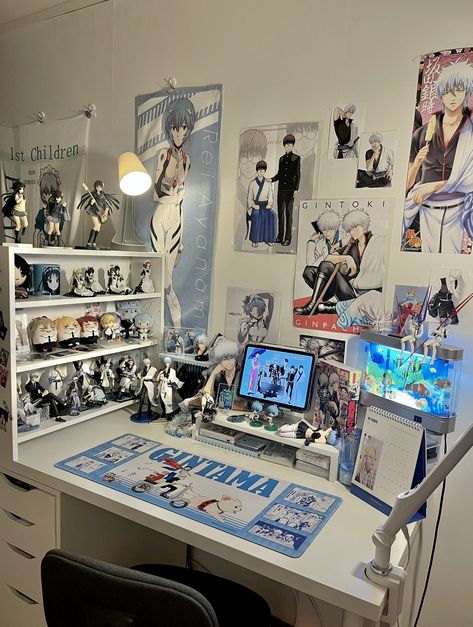 Anime Desk Ideas, Otaku Desk, Uni Apartment, Artist Desk, Manga Shelf, Anime Desk, Future Games, Otaku Room, Game Room Ideas