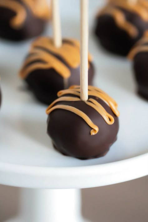 Peanut Butter Oreo Cookie Balls :: Holiday Recipe from The TomKat Studio #oreocookieballs Oreo Cake Pops, Oreo Cookie Pops, Oreo Cookie Balls, Base Cake, Cookie Balls, Chocolate Cake Pops, Peanut Butter Oreo, Cake Ball, Pop Cakes