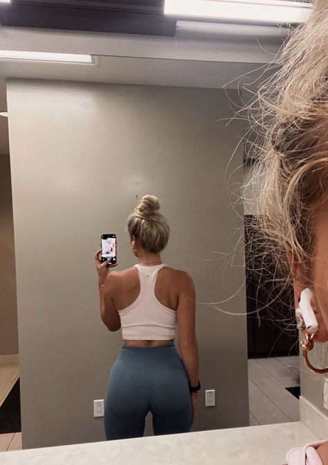 Workout Mirror Pics, Faceless Blonde Aesthetic, Blonde Gym Girl, Muscle Mommy, Workout Inspo, Story Post, Routine Ideas, Gym Fits, Lady Boss