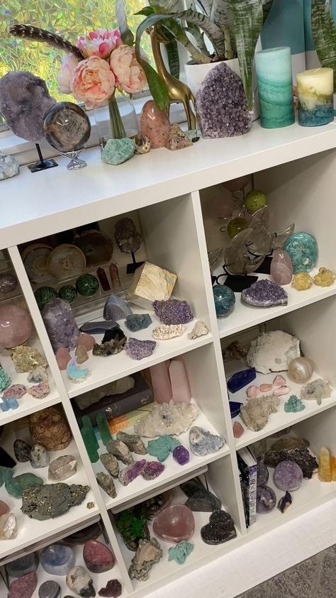 Crystal Stones Decor, Gemstone Collection Display Ideas, Crystal Chips Display Ideas, How To Display Gemstones, How To Organize Your Crystals, Ways To Store Crystals, Display For Crystals, Crystals Collection Display, Crystals Set Up