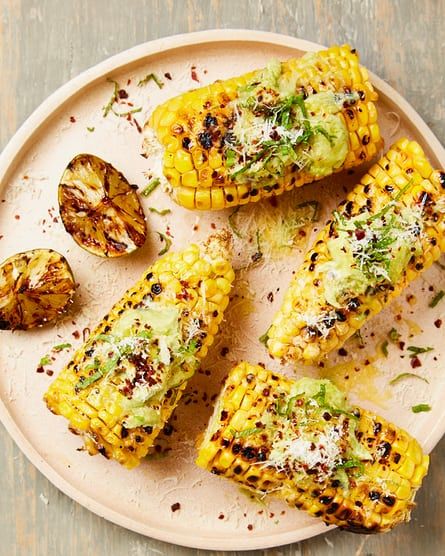 Yotam Ottolenghi’s grilled corn with avocado butter, grilled limes and aleppo chilli Cooking Sweet Corn, Yotam Ottolenghi Recipes, Sommer Mad, Ottolenghi Recipes, Lime Butter, How To Cook Corn, Mapo Tofu, Avocado Butter, Yotam Ottolenghi