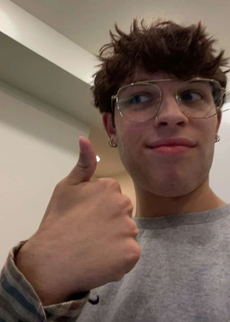 nick sturniolo selfie with thumbs up in his new glasses. picture from his Snapchat story Sturniolo Selfie, Marcus Dobre, Nick Sturniolo, Snapchat Story, New Glasses, Sturniolo Triplets, Snapchat Stories, Thumbs Up, Snapchat