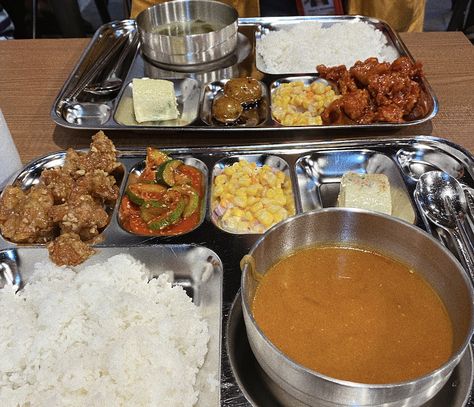 Korean School Food Tray, Korean Lunch School, Korean Food Lunch Boxes, Korean School Lunch Tray, Korean School Lunch, Korean Lunch, Lunch Table, Lunch Room, Dream School