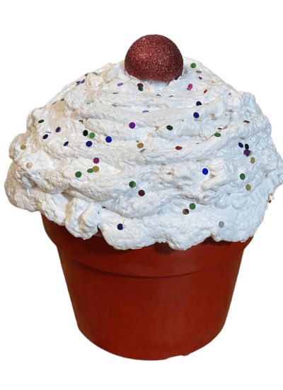 Giant DIY Outdoor Cupcake Decoration - Danelia Design Cupcakes Decoration Diy, Christmas Present Decoration, Wedding Dessert Bar, Cupcake Crafts, Candy Decorations Diy, Outdoor Christmas Diy, Candy Themed Party, Diy Cupcake, Large Cupcake