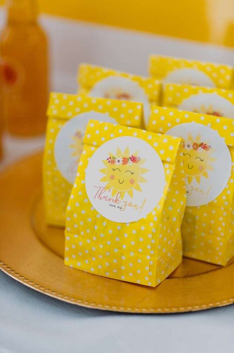 The party favor paper bags at this 'You Are My Sunshine' Birthday Party are so cute!! See more party ideas and share yours at CatchMyParty.com #catchmyparty #sunshine #partyfavors #birthday #party Sunshine Birthday Theme, Sunshine Birthday Party, Sunshine Theme, Sunshine First Birthday, Sunshine Birthday Parties, Sunshine Party, Boy Party Favors, Sunshine Baby Showers, Sunshine Birthday