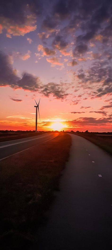 This is a sunset on a highway Highway Sunset, Sunrise Painting, Aesthetic Places, Evening Sky, Sunset Colors, Color Pencil Drawing, Pretty Stuff, A Walk, Pencil Drawings