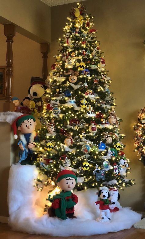 Charlie Brown Xmas Tree, Snoopy Christmas Theme, Peanut Christmas Charlie Brown, Charlie Brown Christmas Tree Decorations, Peanuts Themed Christmas Tree, Snoopy Christmas Tree Decorations, Peanut Christmas Decorations, Charlie Brown Christmas Theme, Peanuts Christmas Tree Ideas