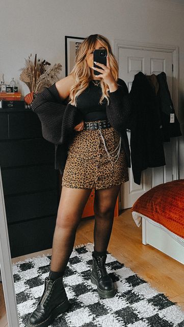 Edgy Hairstylist Outfits, Cute Edgy Outfits Girly, Midsize Alternative Fashion, Casual Alternative Outfits, Punk Summer Outfits, Alternative Outfits Plus Size, Skirt And Tights Outfit, Hairstylist Outfits, Casual Edgy Outfits