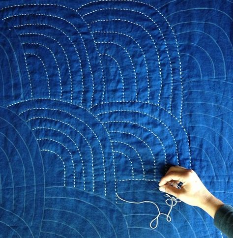 Hand stitched quilt Colchas Quilting, Blue Quilt, Rustic Art, 자수 디자인, Diy Quilt, Crochet Diy, Quilt Stitching, Quilting Tips, Free Motion Quilting