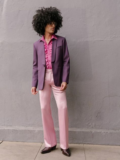 Find out how menswear ended up in its Daisy Jones & the 6 era and find out how you can channel your own with these swaggy 70s suits. 70s Fashion Mens, Purple Shawl, Retro Suits, Elegant Shawl, Purple Suits, Big Sunglasses, Satin Trousers, Pink Pin, Ruffle Shirt