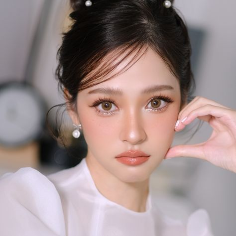 Korean Bridal Hair Updo, Bride Hair With Bangs, Graduation Look Makeup, Autumn Makeup Looks, Asian Wedding Hair, Makeup Wisuda, Wedding Hairdo, Asian Wedding Makeup, Autumn Makeup