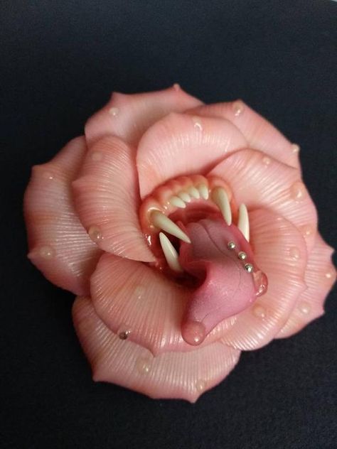 Check out this item in my Etsy shop https://www.etsy.com/listing/717495453/toothed-pink-flower-brooch-brooch-and Horror Flowers, Creepy Accessories, Villain Inspiration, Creepy Flowers, Goth Flowers, Flower Monster, Gothic Flowers, Sculpture Art Clay, Rick Y Morty