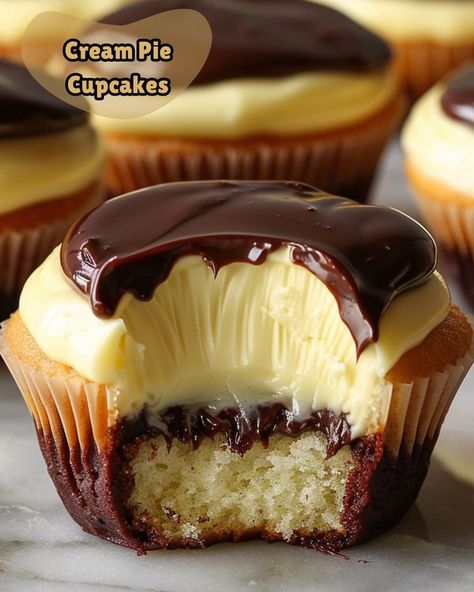 Cream Pie Cupcakes, Crunch Bars Recipe, Boston Cream Pie Cupcakes, Moist Vanilla Cupcakes, Chocolate Cherry Cookies, Pie Cupcakes, Caramel Crunch, Boston Cream Pie, Boston Cream