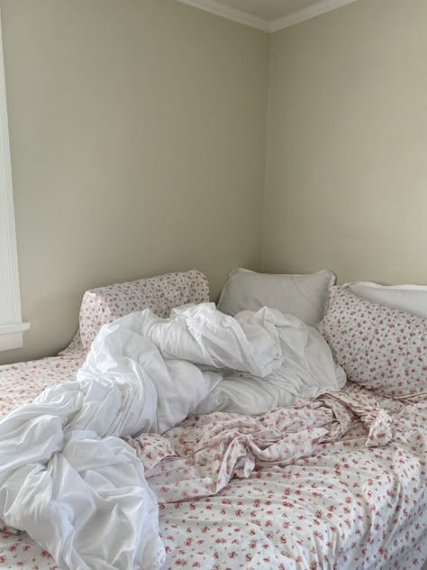 White Comforter Floral Sheets, Bedroom Ideas White Comforter, Patterned Sheets White Comforter, Pink Floral Sheets Aesthetic, Small Floral Bedding, White Comforter Pink Sheets, Dainty Floral Sheets, Pink Floral Bed Sheets, Pink Flower Bedding