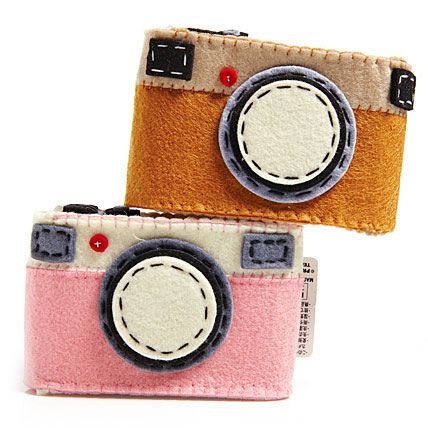 felt camera case. soo cute Felt Camera, Camera Pouch, Felt Keychain, Sew Zipper, Felt Crafts Diy, Camera Case, Crafty Craft, Felt Ornaments, Felting Projects