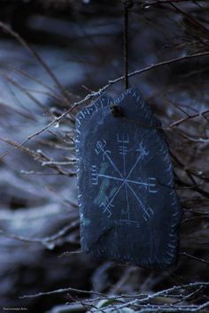 This rune is known as Vegvisir (Icelandic for "guidepost") and sometimes referred to as the Viking Compass. It is believed to have the power to help guide one's way without getting lost. The Helm Of Awe, Viking Queen, Viking Aesthetic, Rune Viking, Helm Of Awe, Viking Life, Symbol Of Protection, Yennefer Of Vengerberg, Norse Pagan