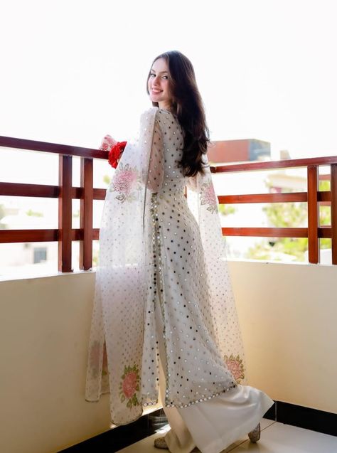 White Traditional Dress Indian, White Suits For Women Classy, White Indian Suit, Pose Women, Style Outfits Summer, Trending Summer Nails, Summer Vibes Aesthetic, Chiffon Suit, Aesthetic Summer Outfits