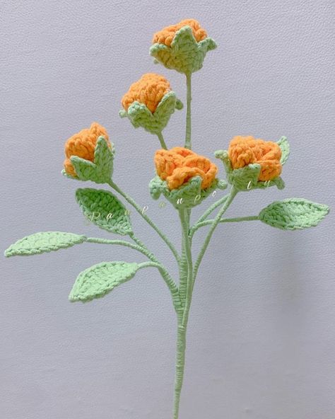 IG: panpanpolly Crochet Small Flowers, Flowers For Wedding Bouquet, Diy Fall Ideas, Crochet Small Flower, Crochet Orange, Rose Flower Bouquet, Flower Chart, Flowers For Wedding, Crochet Flowers Easy