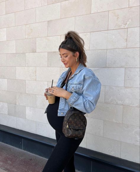 Outfit Ideas Pregnant Winter, Black Legging Maternity Outfit, Leggings Outfit Pregnant, Fall Outfits 2024 Pregnant, Jean Pregnancy Outfits, Fall Bump Outfits, Maternity Concert Outfit, Pregnant Denim Outfit, Pregnancy Outfits Fall