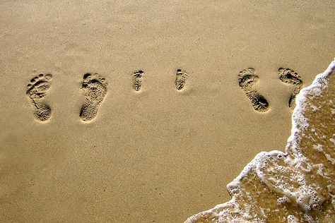 Pies familiares Family Footprints, Louise Fletcher, Beach Photography Family, Family Beach Pictures, Beach Family Photos, Beach Portraits, Vacation Photos, Beach Photoshoot, Photography Projects