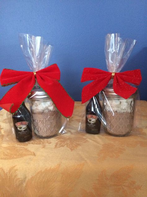 Holiday Party favors-- Cocoa and marshmallows in a mason jar, with mini baileys!! Mini Baileys Bottle Gift, Favors For Christmas Party, Casino Holiday Party, Hot Cocoa Gift Ideas, Xmas Gift Baskets, Alcohol Gift Baskets, Christmas Goodie Bags, Hot Cocoa Gift, Baskets Ideas