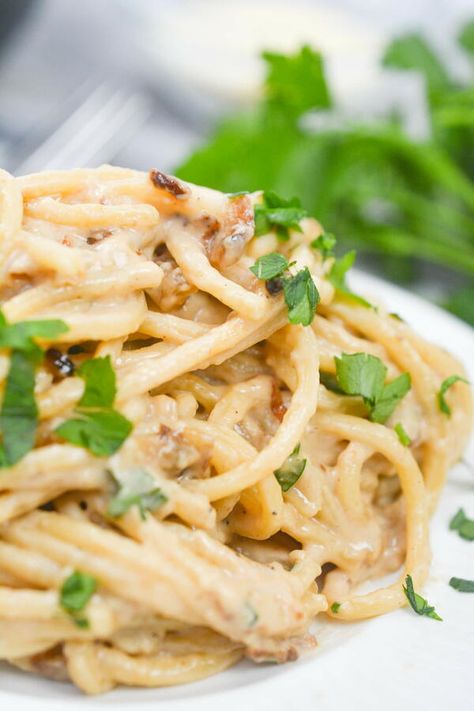 This caramelized shallot pasta dish is so full of delicious flavor. It has everything that you could want from a delicious pasta dinner and is ready in only 20 minutes. If you are not a fan of tomatoes but want a delectable spaghetti dinner then this is something you will love. This caramelized shallot pasta is based on the NYT newspaper recipe from Alison Roman’s Caramelized Shallot Pasta. It is for people who love the rich, flavorful caramelized onions and the sweetness of the shallots. Shallot Pasta, Chicken Rigatoni, Alison Roman, Caramelized Shallots, Olive Oil Pasta, Spaghetti Dinner, Cream Pasta, Delicious Pasta, Vidalia Onions