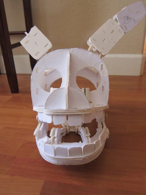 What Can You Do With Hot Glue, Fazer Blast Fnaf, Cardboard Cosplay Ideas, Fnaf Cardboard Mask, Diy Fnaf Costume, Fnaf Mask Diy, Things To Make Out Of Cardboard, Springtrap Cosplay, Fnaf Mask