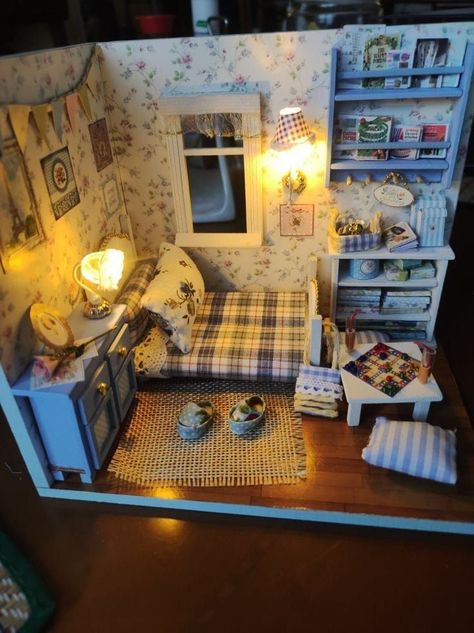 Mini Cardboard Room, Mini Room Craft, Miniature Rooms Diy, Diy Doll Room, Cardboard Dollhouse, Room Box Miniatures, Diy Barbie House, Mini Room, Doll Furniture Diy