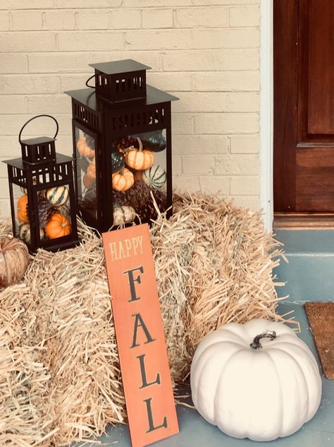 Fall front door decoration. lanterns small pumpkins and hay bale Outside Fall Decor Hay Bales, Pumpkin And Hay Bale Display Front Porch, Small Stoop Fall Decorating Ideas, Haybells Fall Decor, Fall Front Door Decor Hay Bales, Small Porch Pumpkin Display, Pumpkins On Hay Bales, Halloween Hay Bale Ideas Front Porch, Small Front Yard Fall Decor Ideas