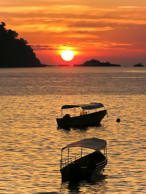 Sunset in Redang Island - Malaysia Redang Island, Malaysia Travel Guide, Malaysia Travel, Living In Europe, Best Sunset, Gorgeous Sunset, Coral Reefs, Amazing Travel Destinations, Underwater World