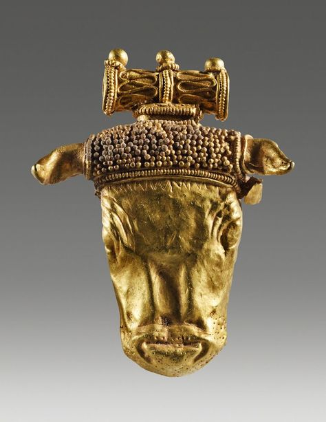 Greek Gold Pendant in the Shape of a Bull's Head - Phoenix Ancient Art Byzantine Gold, Ancient Greek Jewelry, Elven Jewelry, Ancient Jewellery, Ancient Greek Architecture, Ancient Animals, Art Ancien, A Bull, Greek Jewelry