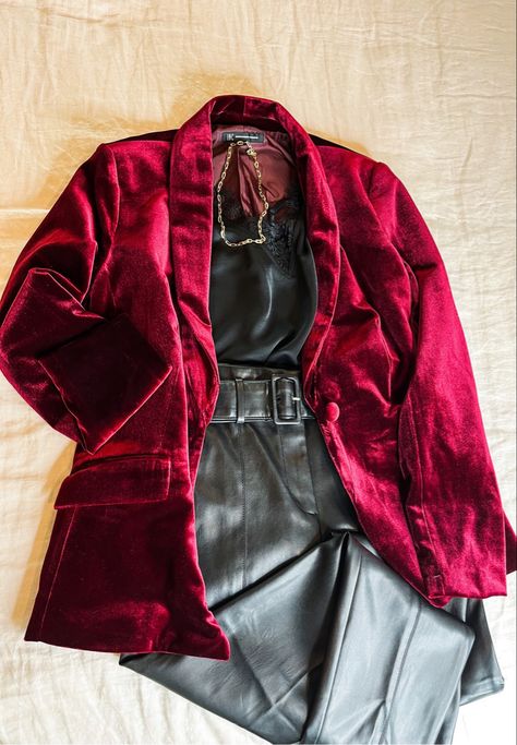 Red Velvet Jacket Outfit, Velvet Pants Outfit Party, Red Velvet Pants Outfit, Velvet Outfits For Women, Velvet Jacket Outfit, Leather Pants Casual, Velvet Pants Outfit, Rocker Chic Outfit, Red Velvet Pants