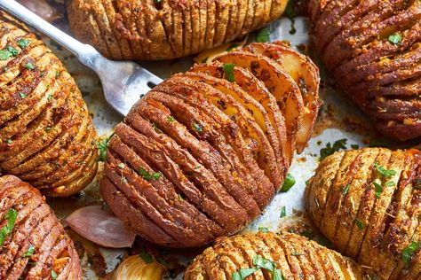 Try these Garlic Parmesan Butter Roasted Potatoes if you’re looking for a striking side dish that will impress your guests. Crispy on the outside and tender on the inside, they are very easy to mak… Garlic Parmesan Roasted Potatoes, Parmesan Butter, Garlic Parmesan Potatoes, Parmesan Roasted Potatoes, Garlic Roasted Potatoes, Roasted Potato Recipes, Hasselback Potatoes, Parmesan Potatoes, Baked Potato Recipes