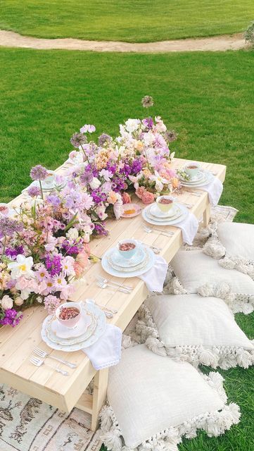 Garden Party Aesthetic Vintage, Picnic Floral Arrangements, Yea Party Picnic, Fancy Picnic Party, Bridgerton Table Decor, Professional Picnic Setup, Bridgerton Themed Picnic, Fancy Picnic Aesthetic, Afternoon Tea Picnic