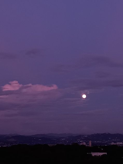 Violet Moon Aesthetic, Moon In Purple Sky, Arianna Perfume, Purple Sky With Moon, Count Aesthetic, Purple Sky Aesthetic, Purple Hour, Moon Kiss, Solar Moon