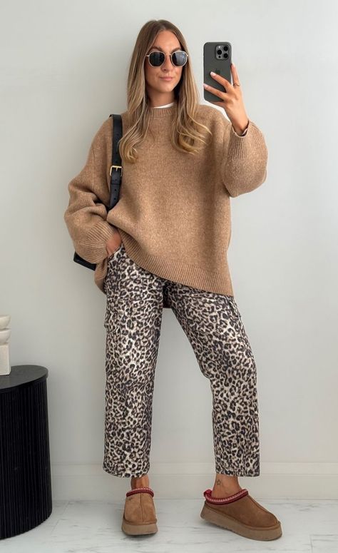 Fall Casual Outfits Women Work, Dutch Outfits Street Styles, Leopard Print Jeans Outfit Winter, Ladies Fashion 2024, Leopard Print Pants Outfits, Fall Errands Outfit, Knitted Pants Outfit, Cheetah Jeans Outfit, 2024 Holiday Outfits