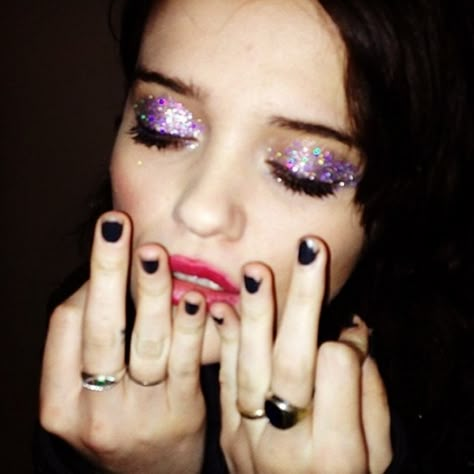 Sky Ferreira, Glitter Makeup Looks, Beauty Regimen, Festival Makeup, Glitter Eyes, Glitter Makeup, Glitter Eyeshadow, Soft Grunge, Aloe Vera Gel