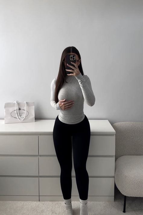 Socks Over Leggings, Black Leggings Outfits, Black Leggings Outfit Ideas, Black Leggings Casual, Grey Leggings Outfit, Outfits Leggins, Leggings Outfit Ideas, Leggings Outfit Casual, Gymwear Outfits