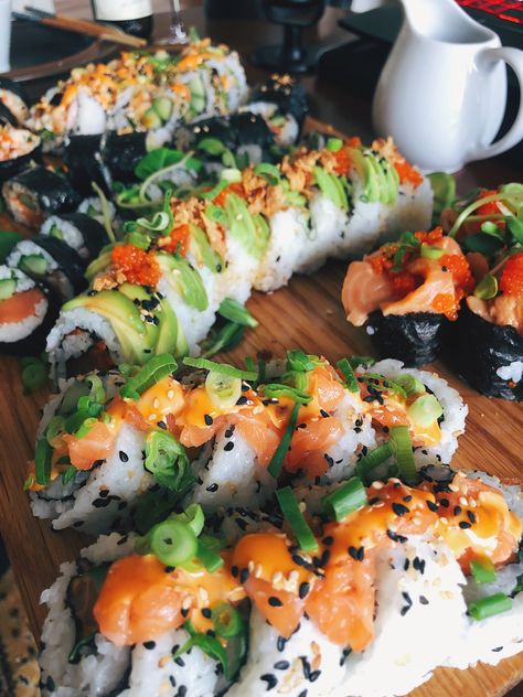 Sushi Platter Aesthetic, Fancy Sushi, Sushi Buffet, Sushi Platter, Dream Food, Food Inspo, Kitchen Scissors, Sushi Rolls, Diy Food Recipes