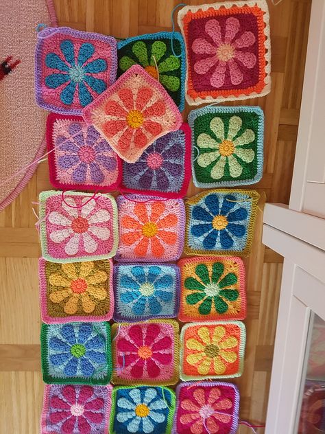 Asteria Crochet Pattern, Crochet Flower Squares, Crocheted Squares, Plaid Crochet, Crochet Bedspread Pattern, Crochet Motif Patterns, Crochet Granny Square Blanket, Crochet Daisy, Crochet Quilt