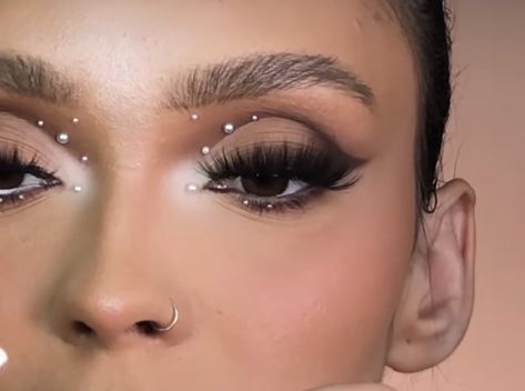 Beaded Eye Makeup, Brown Eyeshadow With Rhinestones, Smokey Eye Makeup With Rhinestones, Pearls On Eyes Makeup, Rhine Stone Eye Makeup, Pearl Makeup Looks Black Women, Smokey Eye With Rhinestones, Eyeshadow With Pearls, Eye Looks With Rhinestones