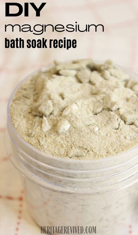 Glass jar of bath soak mixture and text "DIY magnesium bath soak recipe" Irish Moss Recipes, Herbal Bath Recipes, Magnesium Bath Salts, Diy Bath Soak, Detox Bath Recipe, Coconut Milk Bath Soak, Milk Bath Recipe, Flake Recipes, Bath Soak Recipe