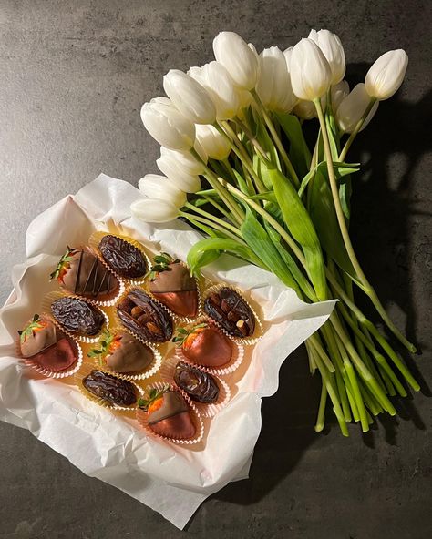 Chocolate Tulips, Tulip Bouquet, White Tulips, Chocolate Strawberries, Simple Flowers, Art Stuff, Chocolates, Strawberries, Tulips